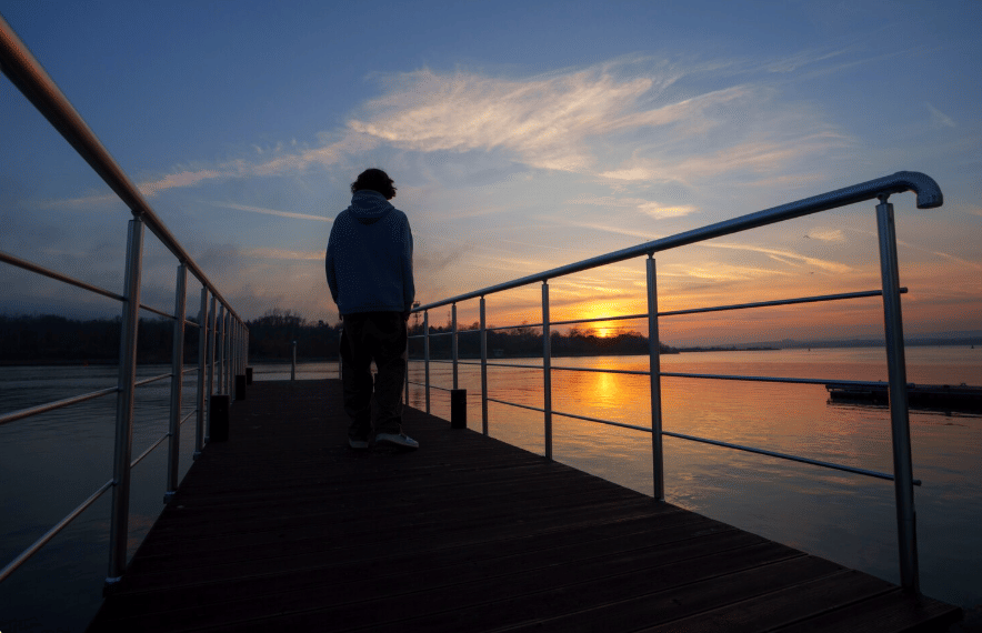 ilustrasi menikmati matahari terbenam