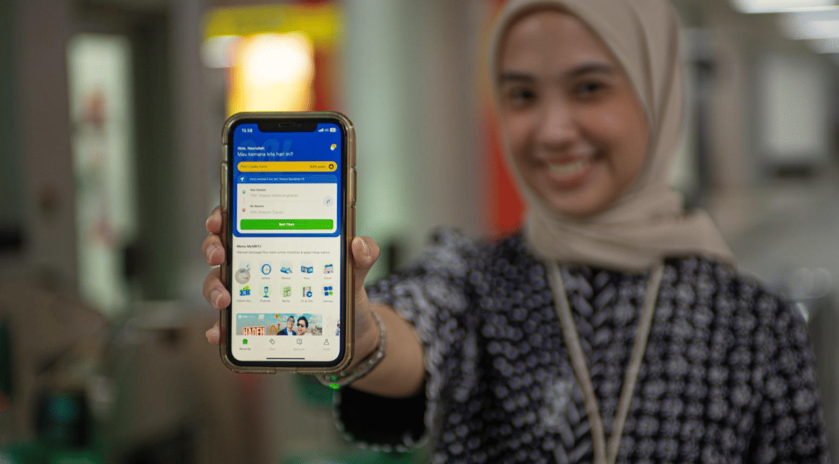 seorang penumpang membuka aplikasi MyMRTJ