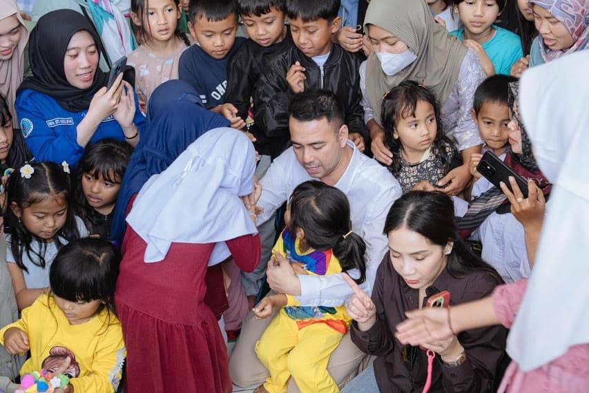 Raffi Ahmad mengunjungi lokasi banjir.