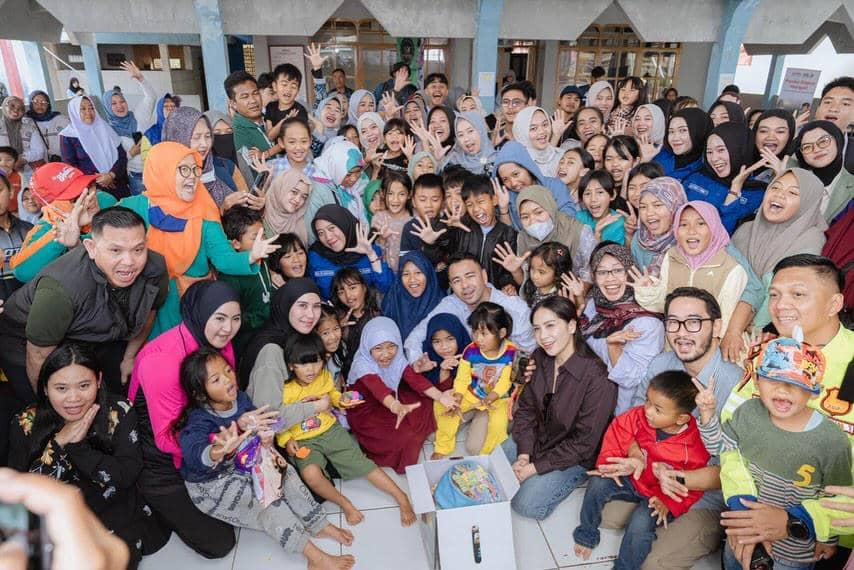 Raffi Ahmad mengunjungi lokasi banjir.