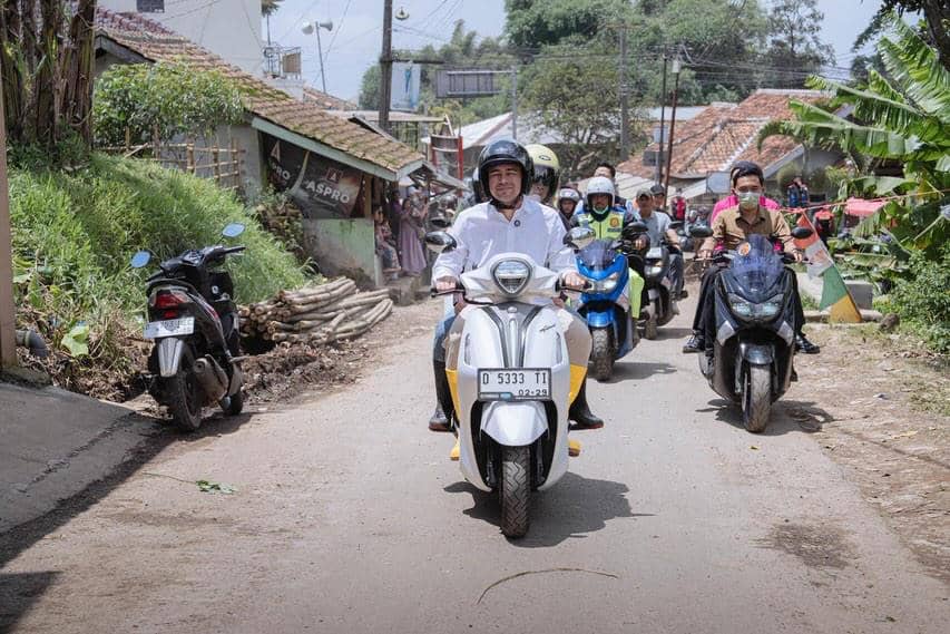 Raffi Ahmad mengunjungi lokasi banjir.