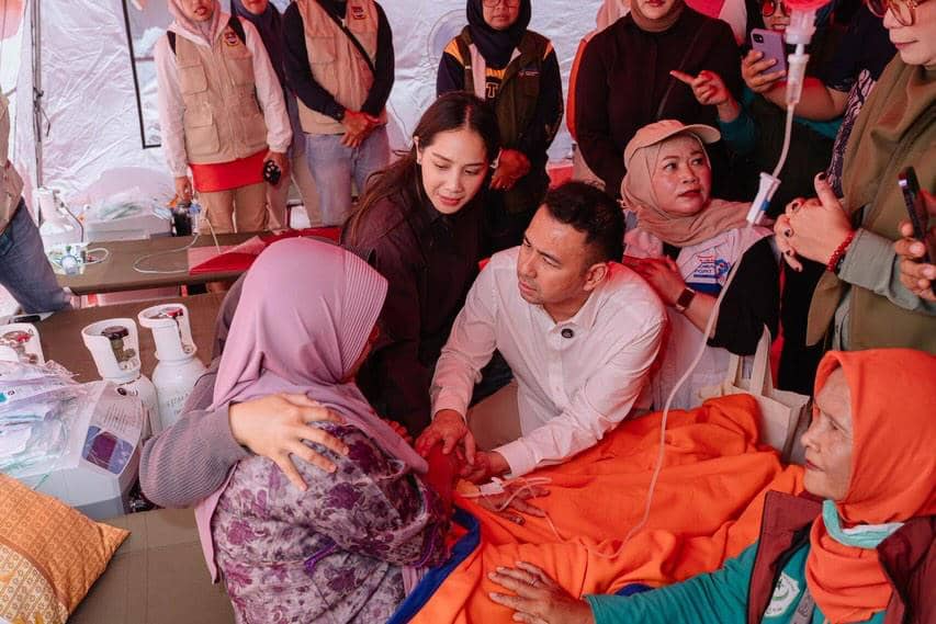 Raffi Ahmad mengunjungi lokasi banjir.