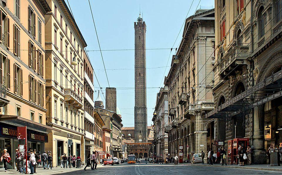 Torre degli Asinelli dan Torre della Garisenda di Bologna