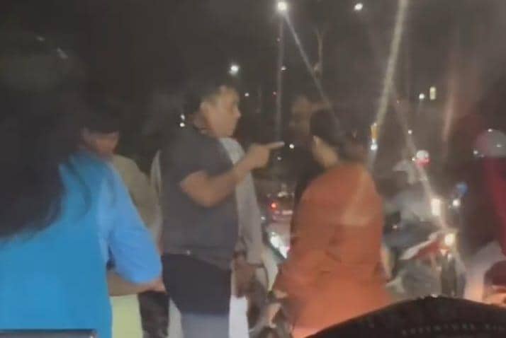 Detik-detik pelaku berinisial INP alias Iwan (53) lakukan penganiayaan kepada seorang pria di Jl Urip Sumoharjo Makassar, Sabtu (31/1/2026) malam. (Dok. Warga).