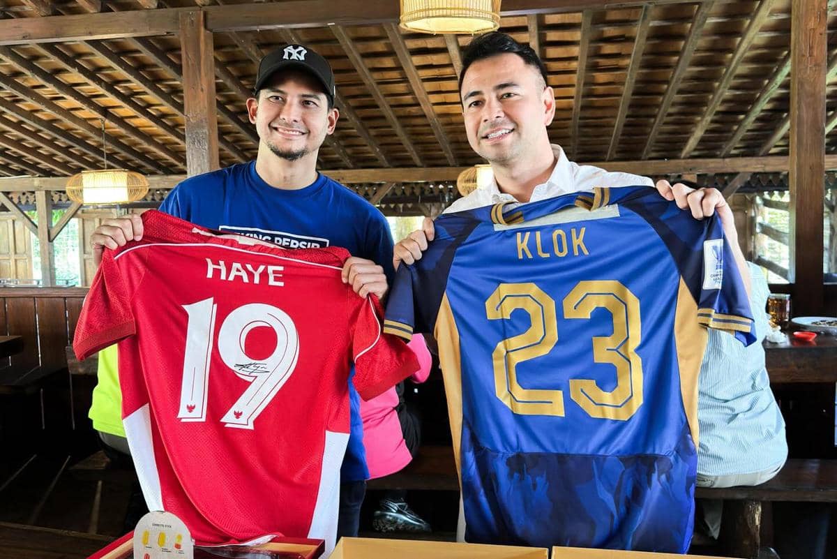 Raffi Ahmad terima jersey hasil lelang