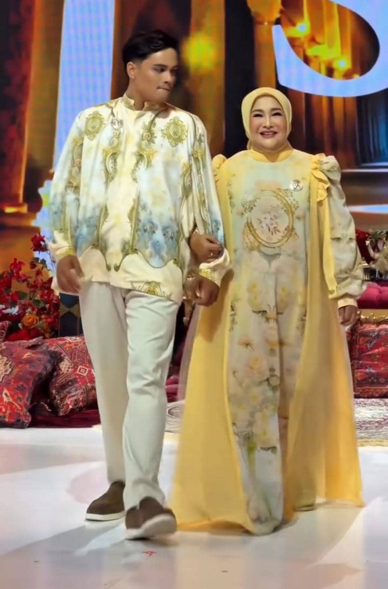 potret Ressa dan Ibu Ratih jadi model fashion show
