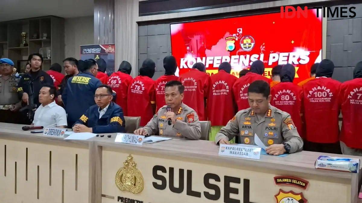 Kabid Humas Polda Sulsel, Kombes Pol Didik Supranoto saat konferensi pers penetapan tersangka kericuhan dan pembakaran DPRD Makassar dan DPRD Sulsel, Kamis (4/9/2025). IDN Times/Darsil Yahya