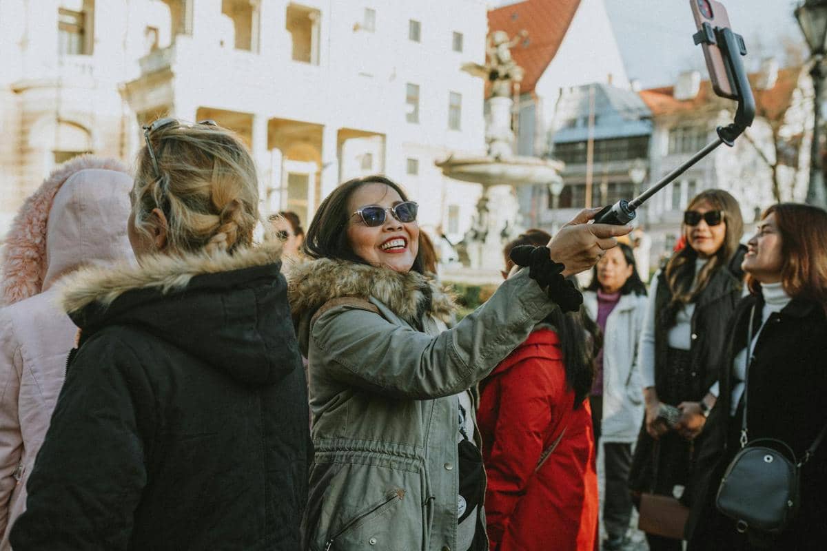 Potret orang-orang mengikuti walking tour