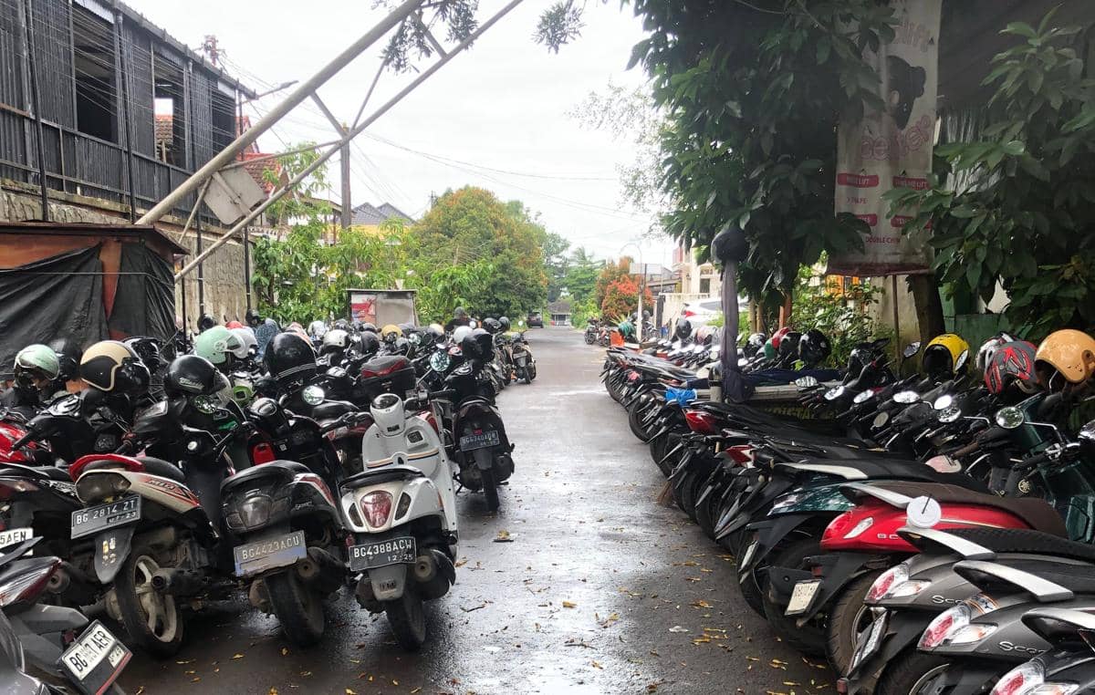 Kawasan parkir liar di Jalan POM IX dan Jalan Pimpong di Kawasan Angkatan 45 Palembang (IDN Times/Rangga Erfizal)