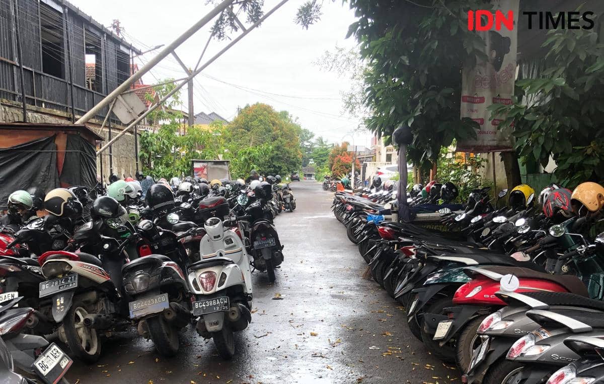 Kawasan parkir liar di Jalan POM IX dan Jalan Pingpong di Kawasan Angkatan 45 Palembang