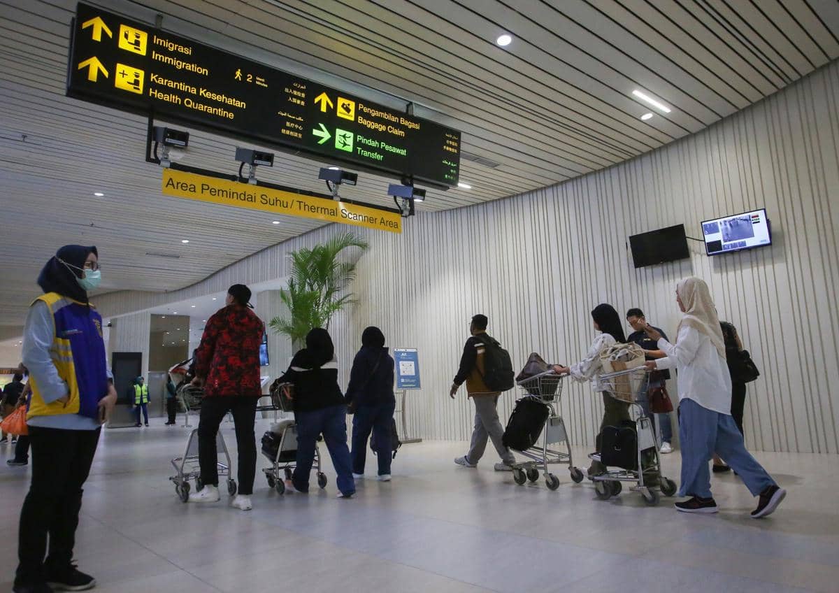 Petugas memeriksa penumpang di Bandara Soekarno-Hatta menyusul wabah virus Nipah 