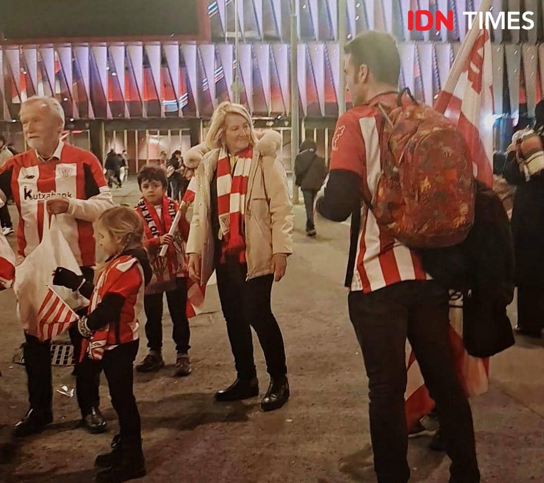 Penggemar Athletic Club Bilbao, tiga generasi datang untuk menonton langsung Derby Basque melawan Real Sociedad di Stadion San Mames