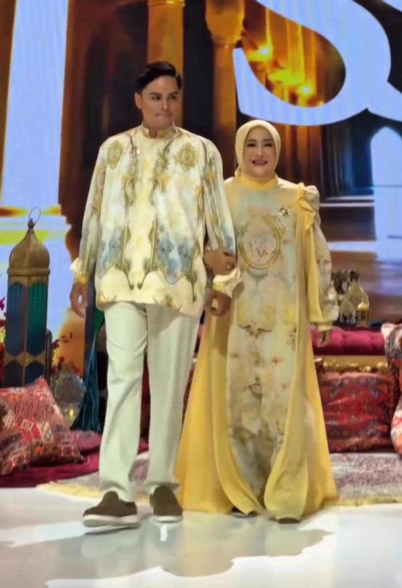 potret Ressa dan Ibu Ratih jadi model fashion show