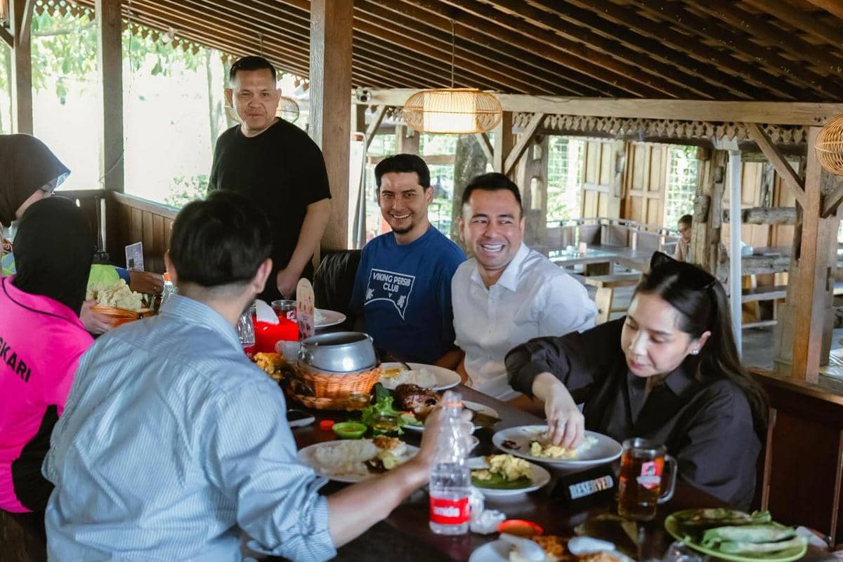 Raffi Ahmad terima jersey hasil lelang