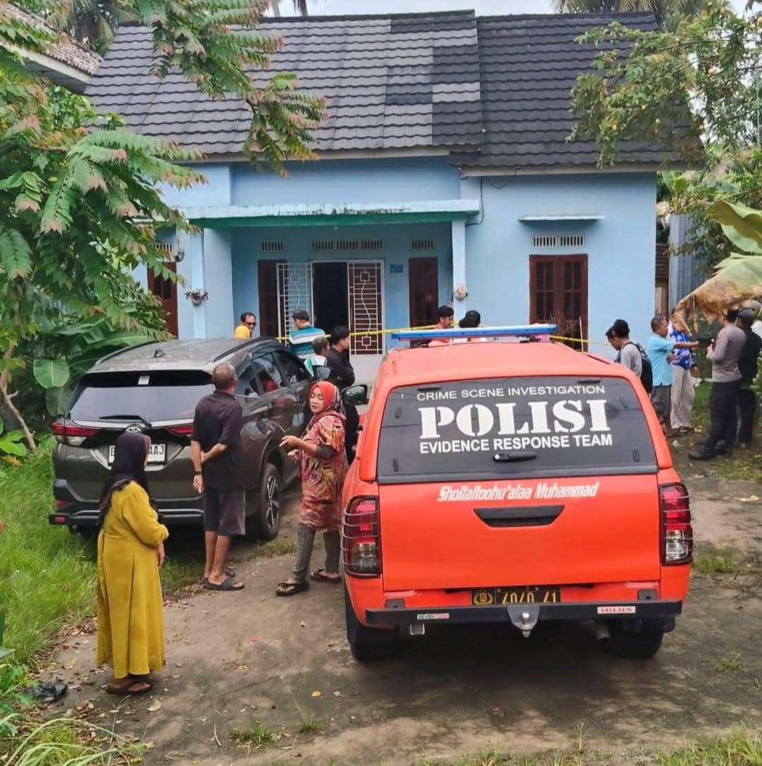 Pihak kepolisian tengah melakukan olah TKP kasus pencurian.
