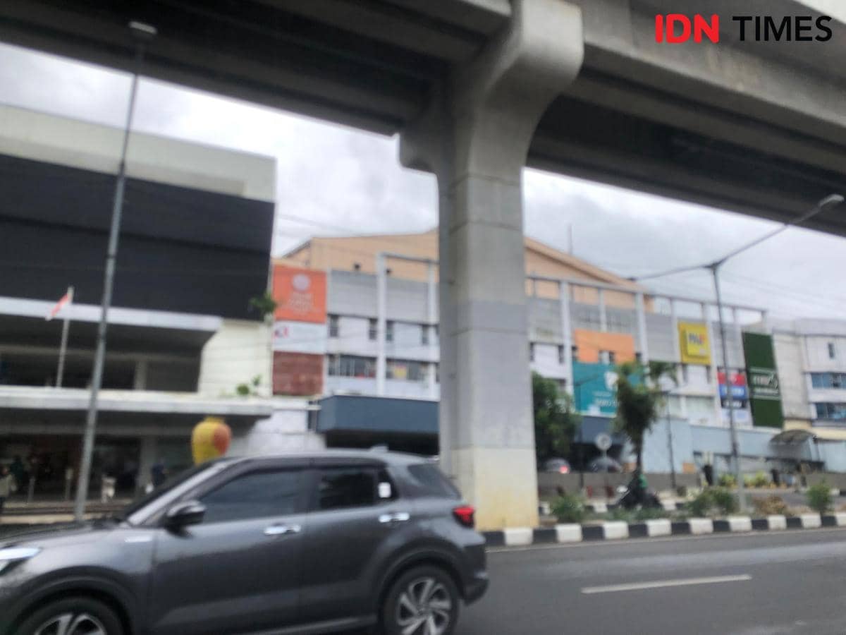 Kawasan parkir liar di Jalan POM IX dan Jalan Pimpong di Kawasan Angkatan 45 Palembang