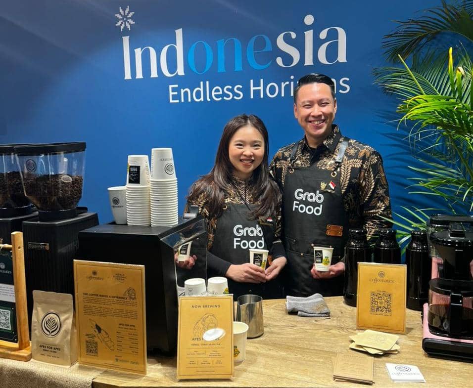 [Foto 1] Harris Hartanto Tan, CEO dan Co-Founder Coffeenatics (kanan) dan Norita Chai, Co-Founder dan COO Coffeenatics (kiri) mengenalkan kopi tubruk menggunakan biji kopi Tapanuli Selatan di  Paviliun Indonesia, Wo.jpeg
