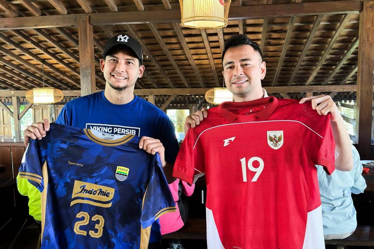 Raffi Ahmad terima jersey hasil lelang