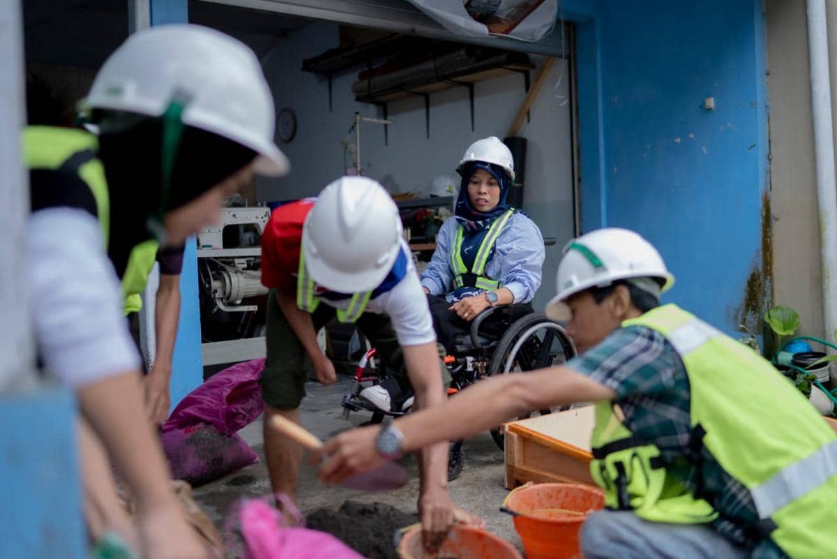 Founder CV Cahaya Inklusi, Maryam (kedua kanan) melihat pembuatan ram portabel di Wonosobo, Jawa Tengah. (Dok. KINETIK NEX)