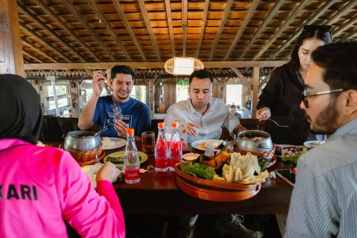 Raffi Ahmad terima jersey hasil lelang