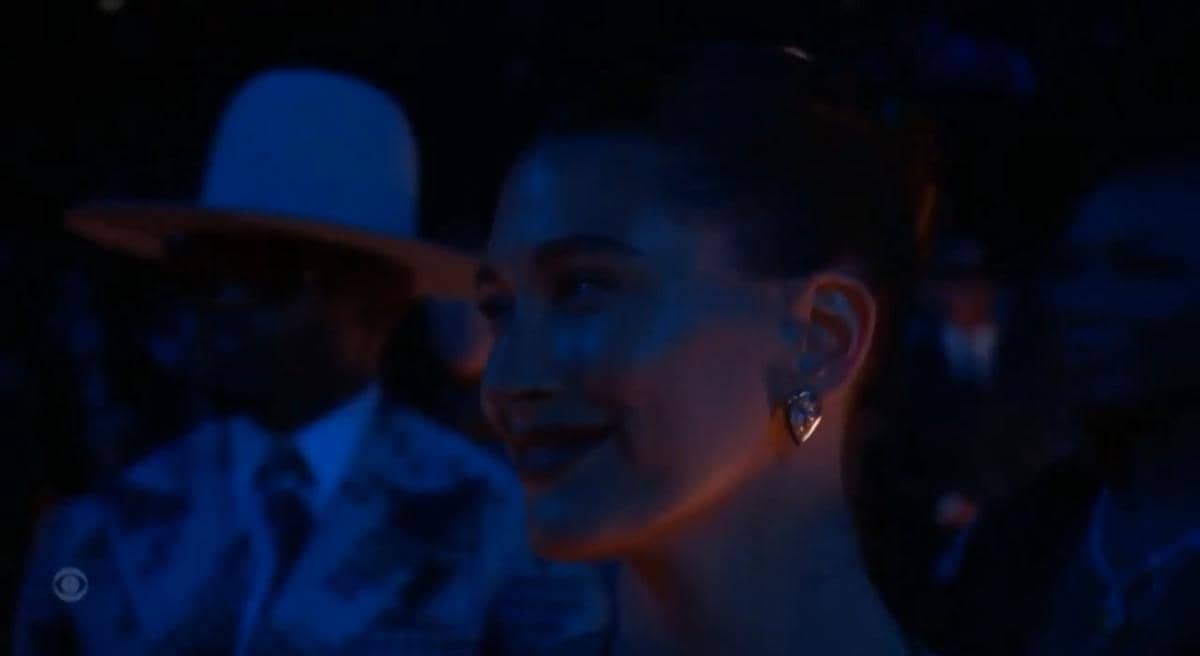 Hailey Bieber melihat secara langsung penampilan Justin Bieber di Grammy Awards 2026