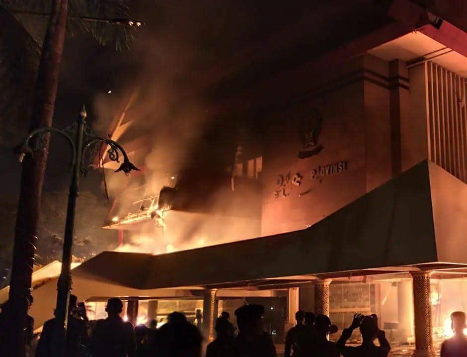 Massa membakar gedung DPRD Sulsel, Sabtu (30/8/2025). Dok. IDN Times