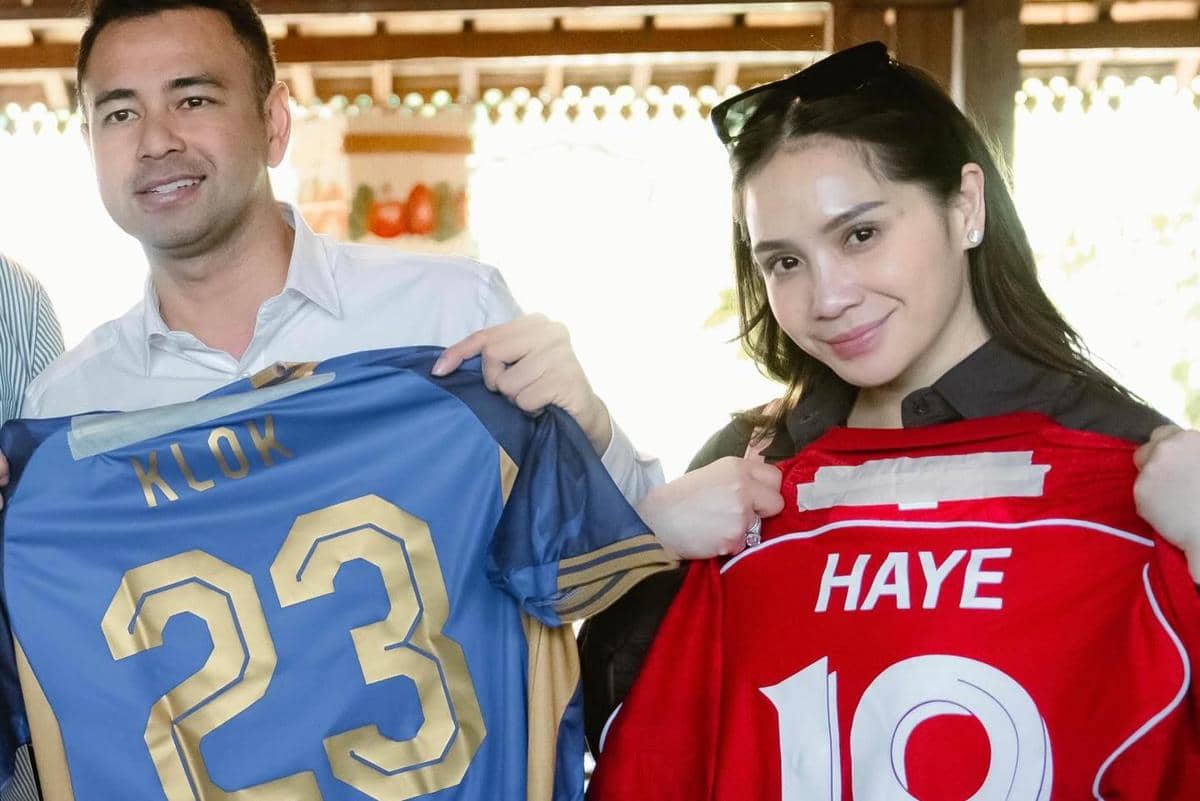 Raffi Ahmad terima jersey hasil lelang