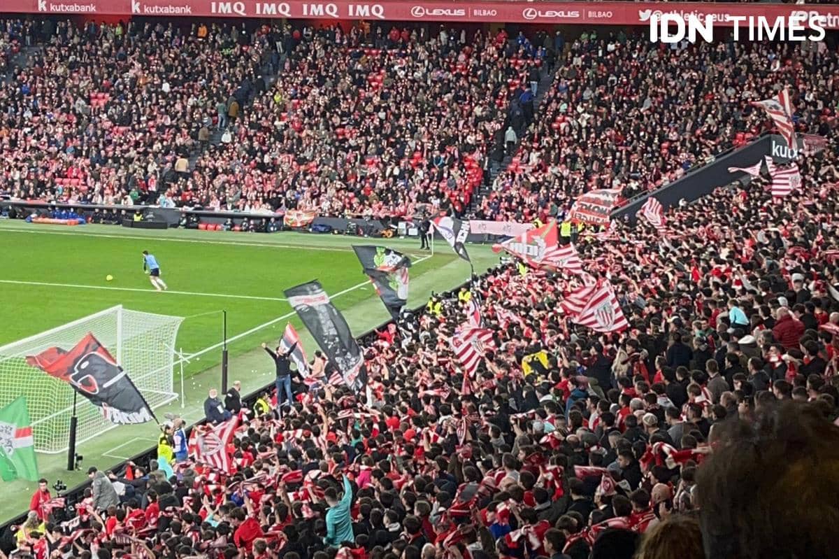 Suasana riuhnya penggemar dalam Derby Basque di Stadion San Mames, Bilbao, Spanyol 