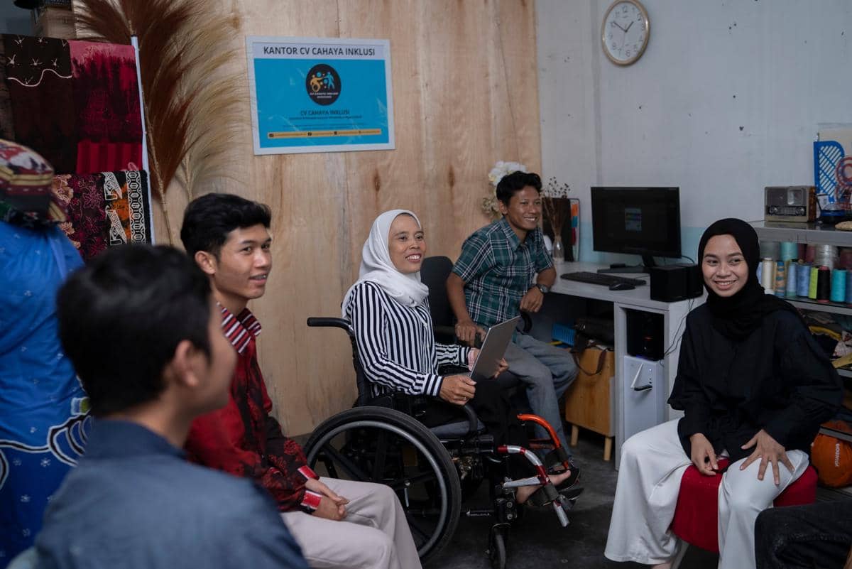 Founder CV Cahaya Inklusi, Maryam (tengah) saat bersama tim di Wonosobo, Jawa Tengah. (Dok. KINETIK NEX)