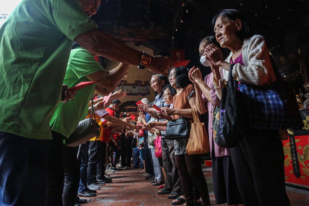 Sejumlah pengurus Yayasan Kelenteng Tay Kak Sie menyiapkan angpau untuk dibagikan kepada warga lanjut usia (lansia) dalam tradisi pembagian angpau di Klenteng Besar TITD Tay Kak Sie, Semarang, Jawa Tengah, Minggu (1/2/2026). (ANTARA FOTO/Makna Zaezar)