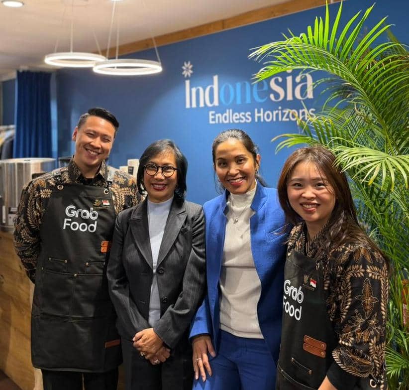 [Foto 3] Neneng Goenadi, Chief Executive Officer, Grab Indonesia (kedua dari kiri); Tirza Munusamy, Chief of Public Affairs, Grab Indonesia (kedua dari kanan); mengunjungi booth Coffeenatics di Paviliun Indonesia, W.jpeg