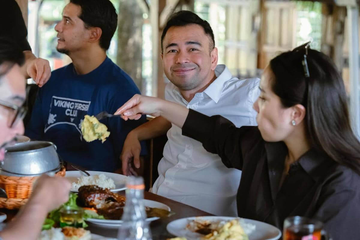 Raffi Ahmad terima jersey hasil lelang