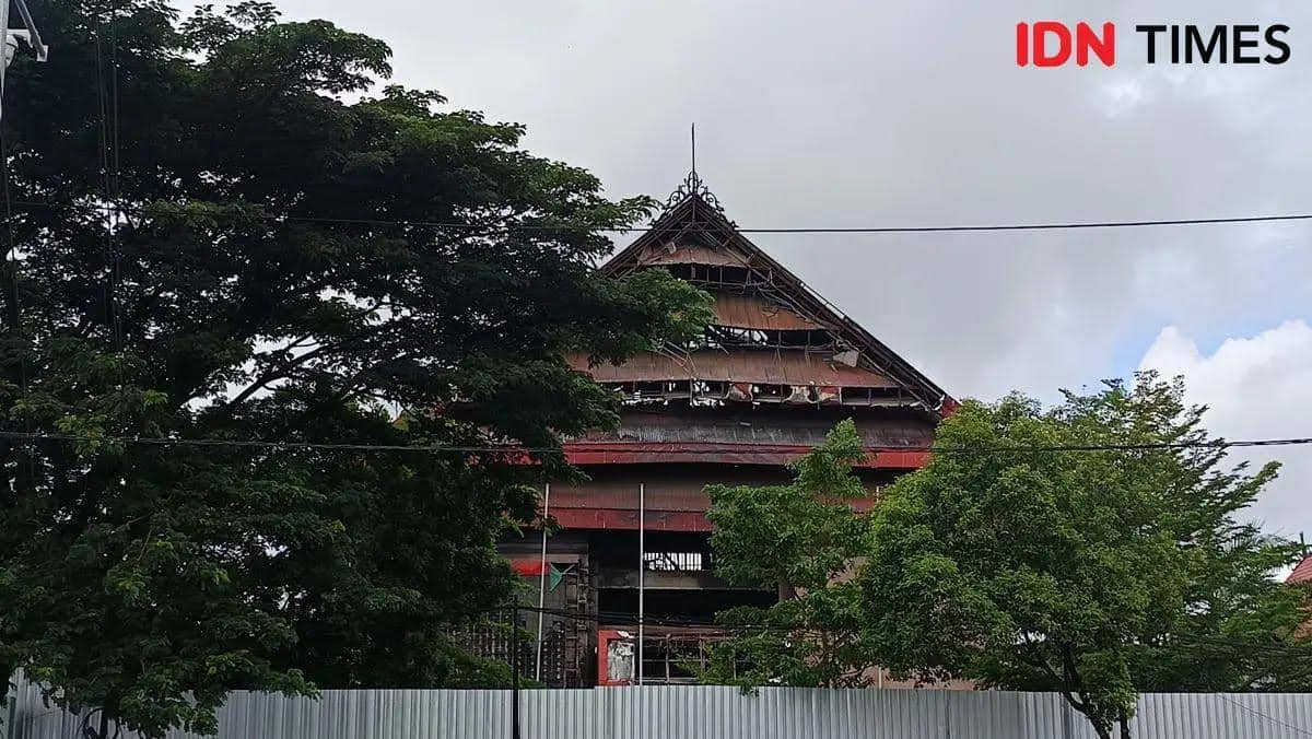 Gedung DPRD Sulawesi Selatan, Jumat (12/12/2025) yang rusak setelah demo berujung ricuh. IDN Times/Asrhawi Muin