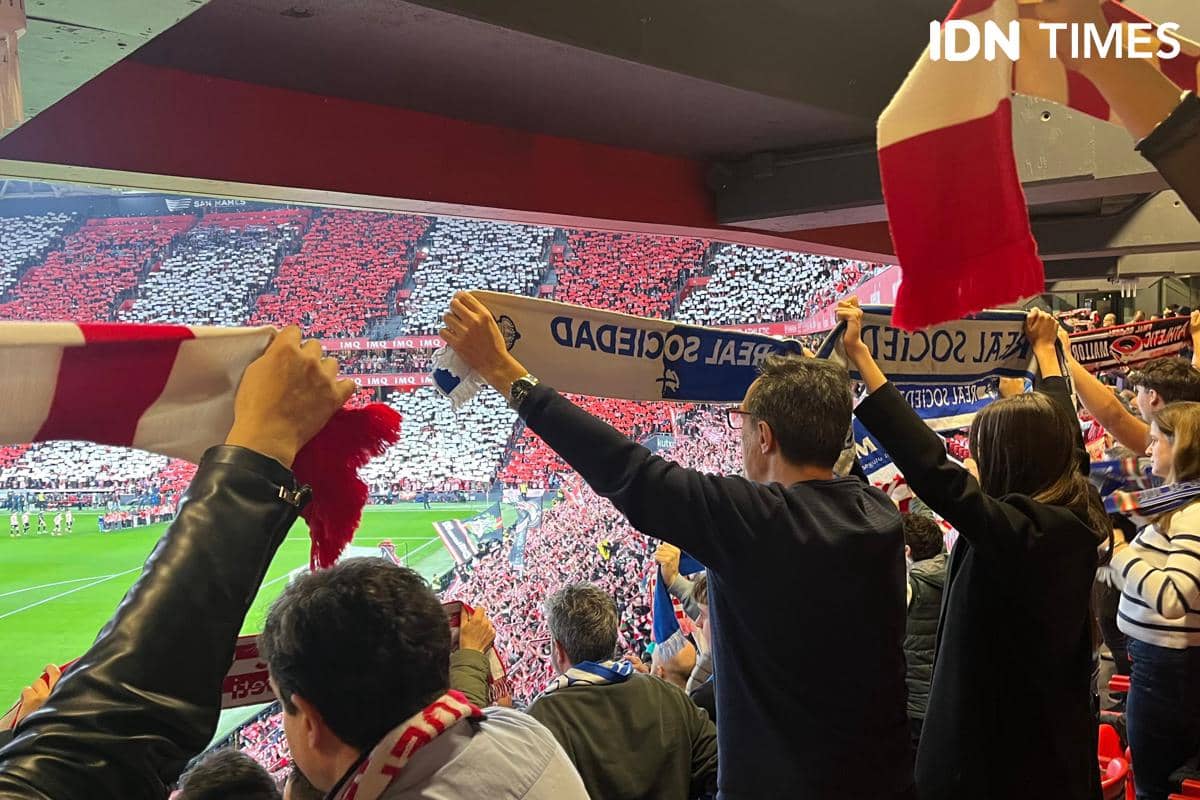 Penggemar Real Sociedad berada di tengah-tengah penggemar Athletic Club Bilbao dalam Derby Basque di Stadion San Mames