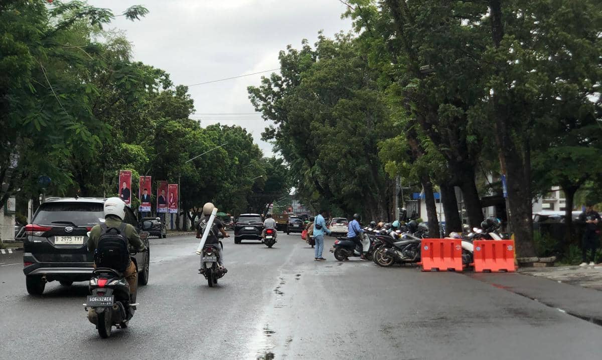 Kawasan parkir liar di Jalan POM IX dan Jalan Pimpong di Kawasan Angkatan 45 Palembang (IDN Times/Rangga Erfizal)