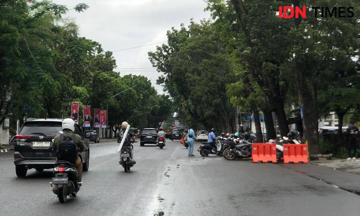 Kawasan parkir liar di Jalan POM IX dan Jalan Pingpong di Kawasan Angkatan 45 Palembang