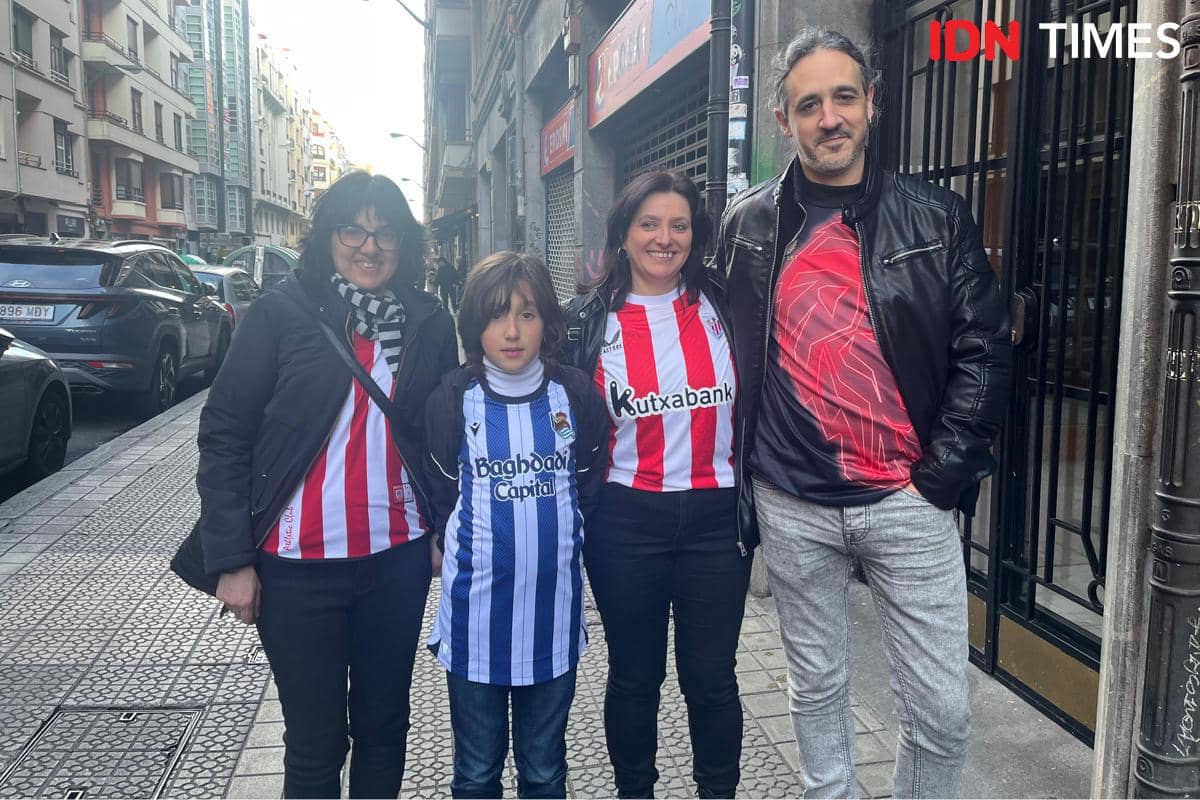 Keluarga yang mendukung dua tim berbeda, Athletic Club Bilbao dan Real Sociedad jelang Derby Basque