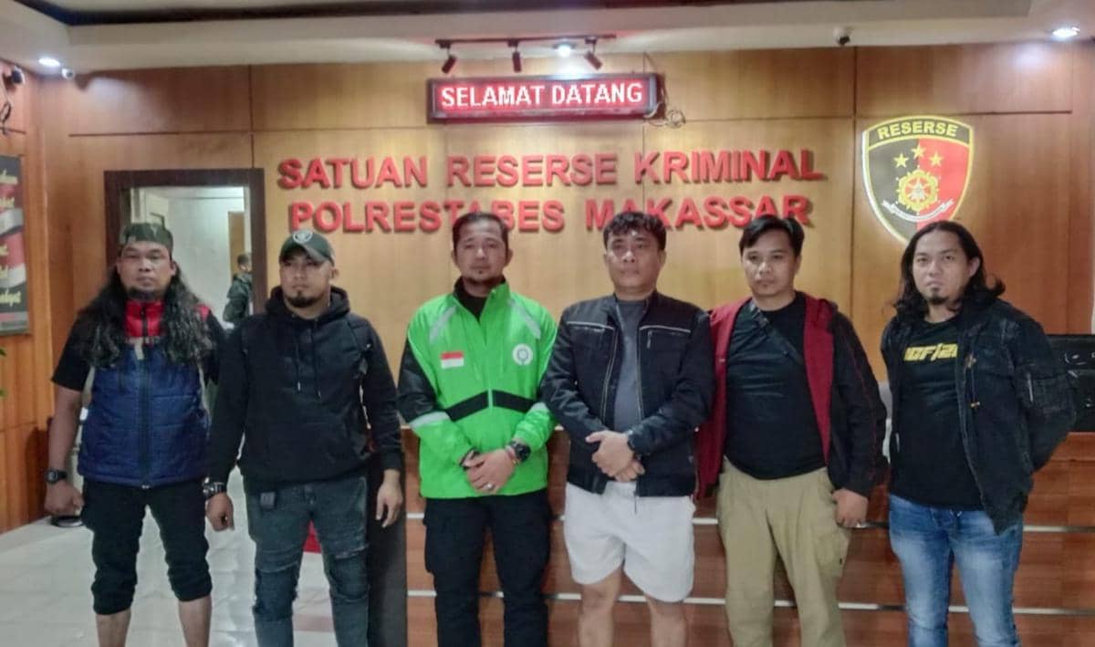 INP alias Iwan (53) pelaku penganiayaan saat diringkus polisi, Senin (2/2/2026). (Dok. Polrestabes Makassar).