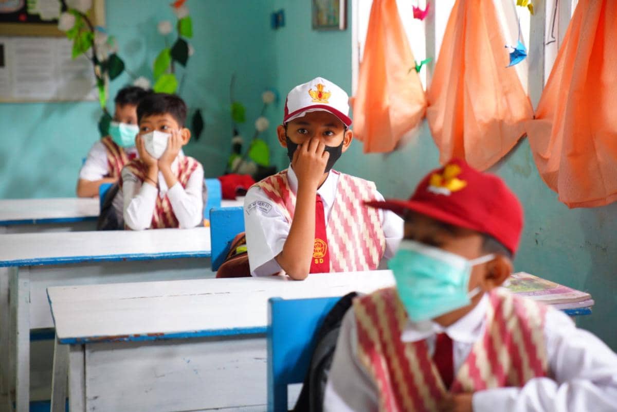 Siswa di Pontianak memakai masker saat kabut asap.