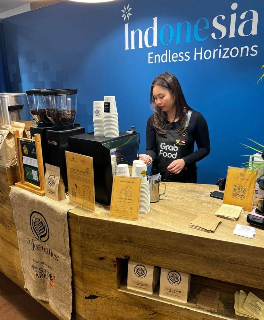 [Foto 2] Norita Chai, Co-Founder dan COO Coffeenatics sedang menyiapkan kopi untuk disajikan. Coffeenatics membawa produk kopi Apes for Apes yang lahir dari proyek pelestarian orangutan Tapanuli Selatan di Paviliun .jpeg