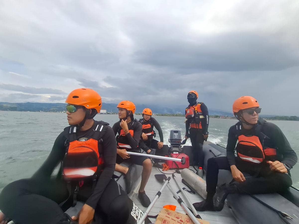 Tim SAR gabungan mencari nelayan dilaporkan hilang di perairan Tarowan, Kabupaten Jeneponto, Senin (2/2/2026). (Dok. Basarnas Makassar)