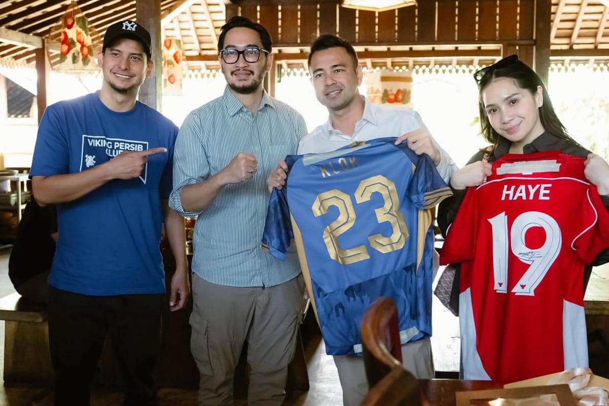 Raffi Ahmad terima jersey hasil lelang