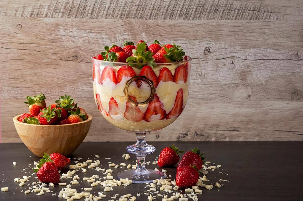 ilustrasi yogurt parfait stroberi