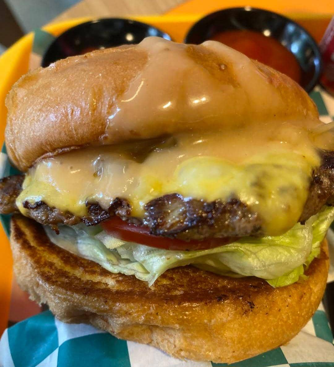 potret hidangan burger di Five Monkeys Burger 