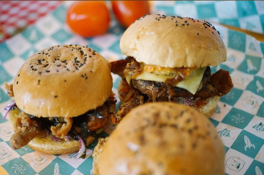 potret hidangan burger di Brother Jonn & Sons 