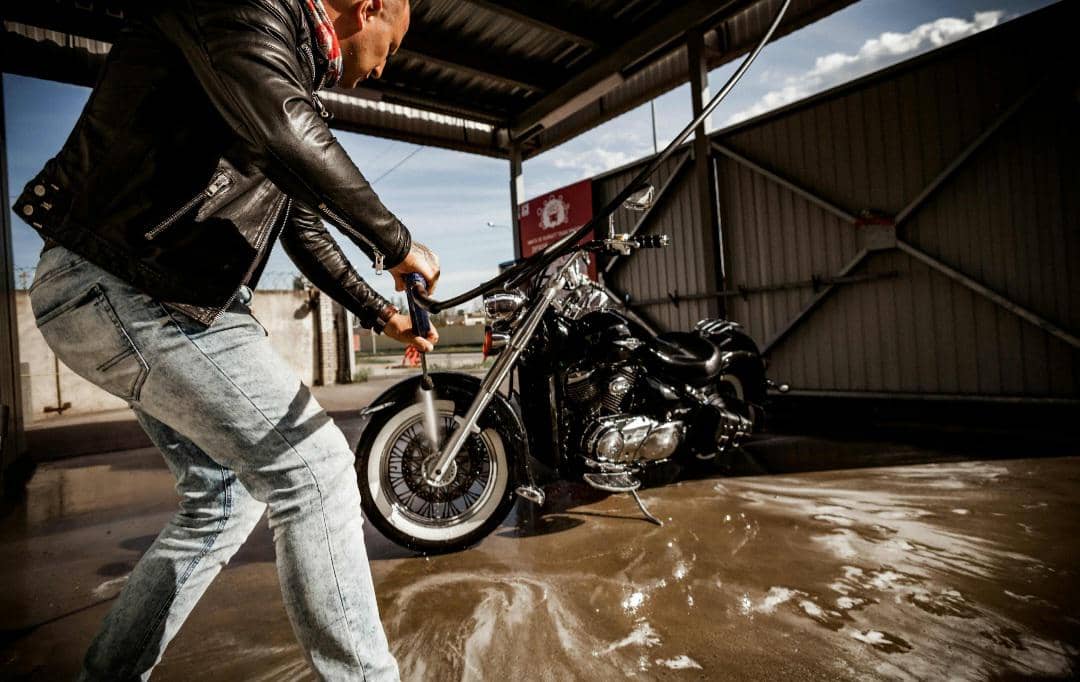 ilustrasi cuci motor