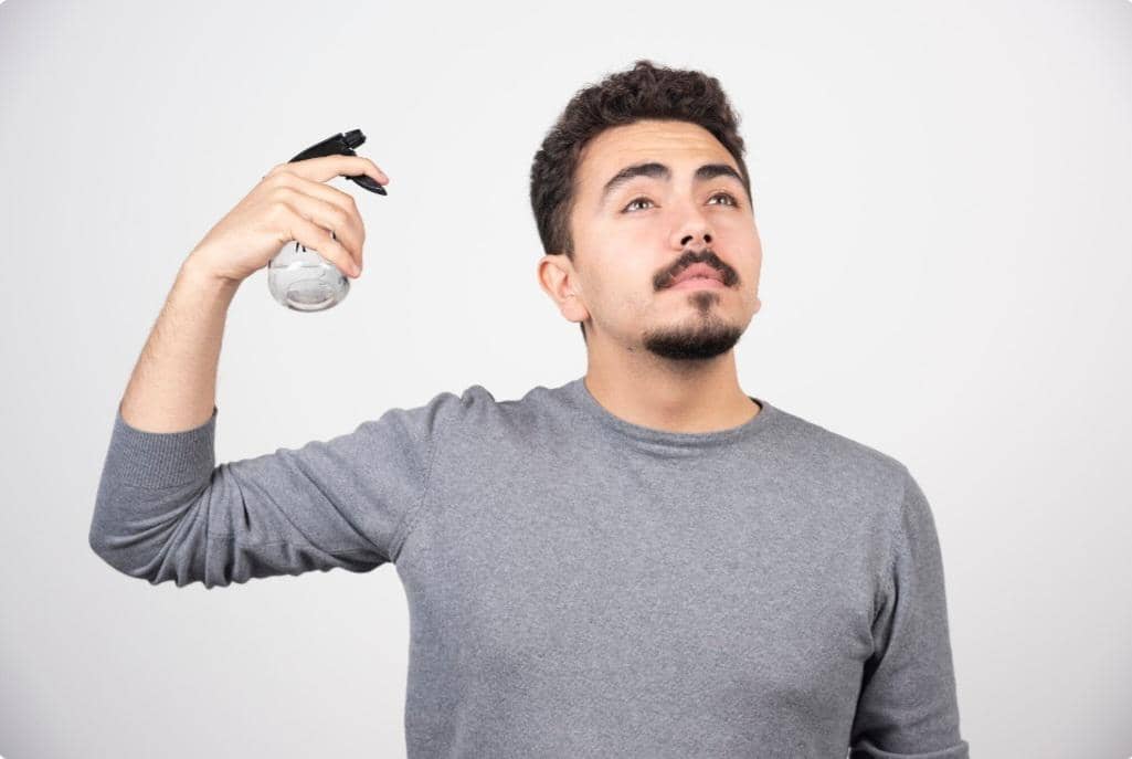 ilustrasi pria pakai body spray