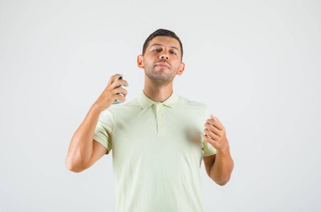ilustrasi pria pakai body spray