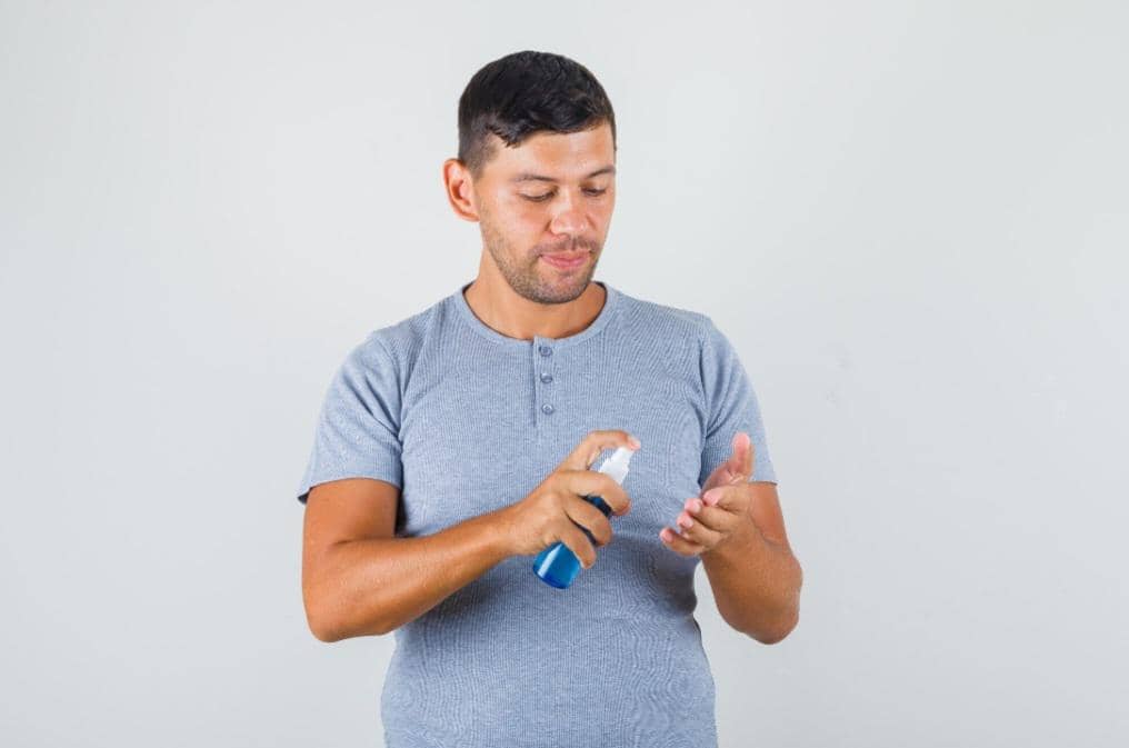 ilustrasi pria pakai body spray