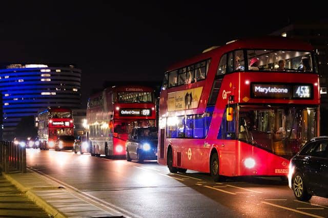 Ilustrasi transportasi umum 